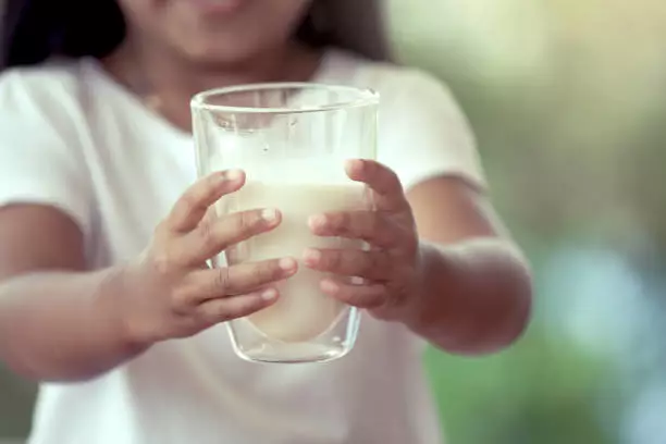 牛奶與鈣片，哪個更補鈣？選廣西百強水牛奶